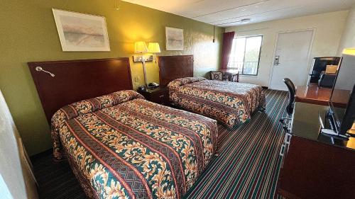 克利尔沃特海湾路酒店的酒店客房配有两张床和一张书桌