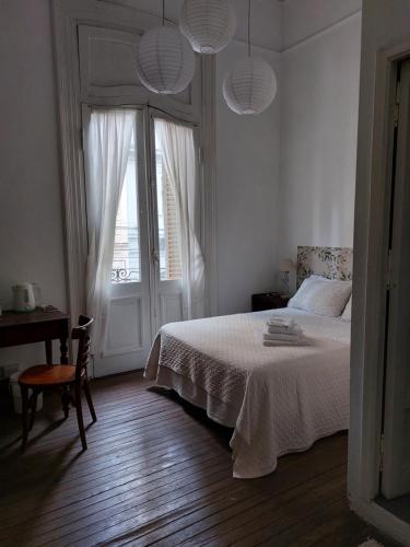 布宜诺斯艾利斯Hotel europeo的白色的卧室设有床和窗户