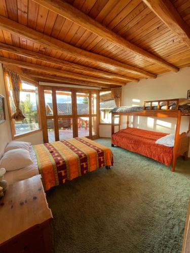 基多Quinta Suria的房屋内设有一间带两张双层床的卧室