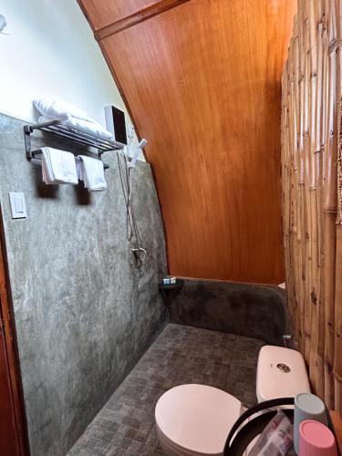 莫阿尔博阿East Holiday Resort Moalboal的一间带卫生间和木墙的浴室