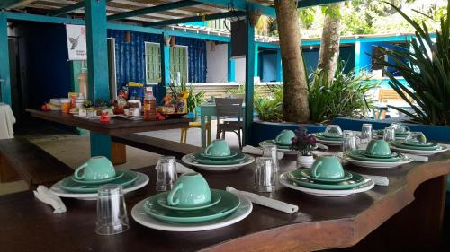 甘博阿Beija Flor的上面有绿色菜肴的桌子