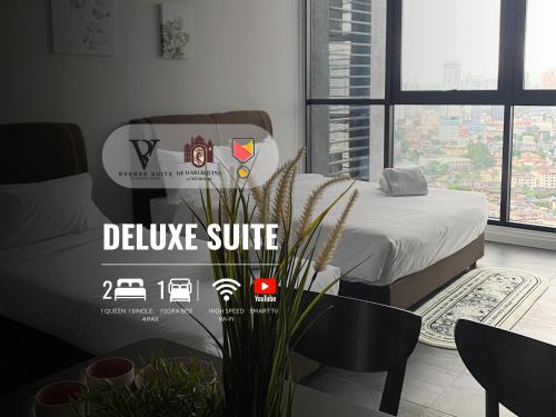 吉隆坡Scarletz Suites KLCC by De Harlequins Guesthouse的一间卧室配有一张床和一张植物桌子