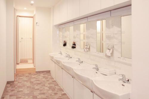 东京Hostel Wasabi Asakusa的一间带三个水槽和镜子的浴室