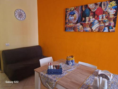 切法卢Sikelia House Cefalù的客厅配有桌子和沙发