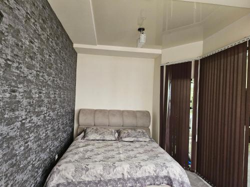 撒马尔罕Аппартаменты Rohat的一间卧室设有一张床和一个大墙