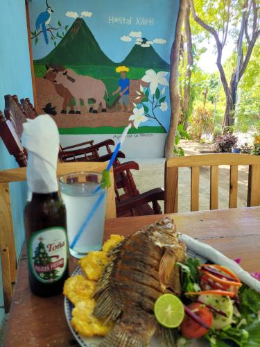 San José del SurHostal Xilotl的一张桌子,上面放着一盘食物和一瓶酱
