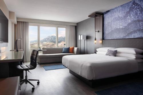 博尔德Boulder Marriott的酒店客房配有一张床、一张桌子和一把椅子。