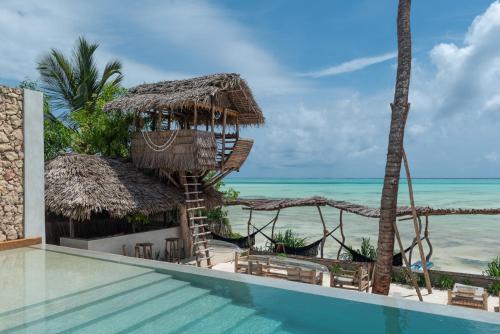 MfumbwiBe Zanzibar Boutique Hotel的海景度假无边泳池