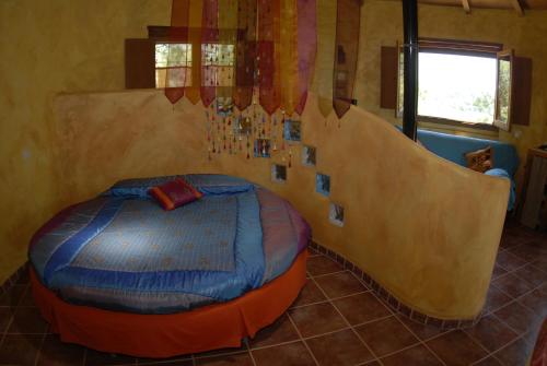 Valverde de la VeraApartamentos Rurales Ecopangea的一间带床的卧室,位于一个斜坡的房间