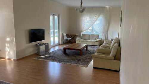 博斯特里Luxury-Family-Cottage的带沙发和电视的客厅
