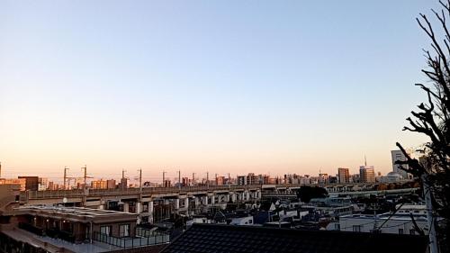 东京Tokyo downtown的从建筑屋顶上可欣赏到城市美景