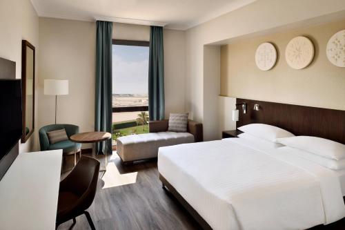 利雅德万豪酒店利雅得机场店的一间带白色大床的卧室和一间客厅