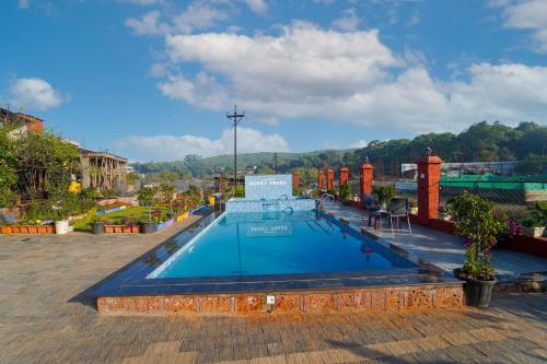 马哈巴莱斯赫瓦尔Berry Fresh Stays Mahabaleshwar With Pool的大楼顶部的大型游泳池