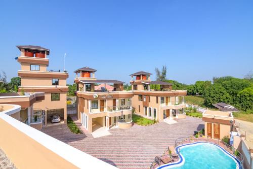 马林迪Dubai infinite luxury suites的享有带游泳池的房屋的空中景致
