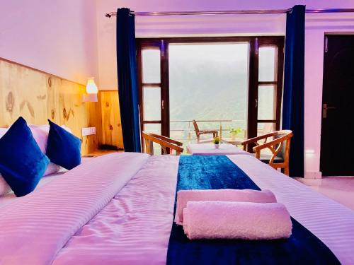 穆索里The Four Season Resort - Top Rated & Most Awarded Property in Mussoorie的一间卧室设有一张大床和大窗户