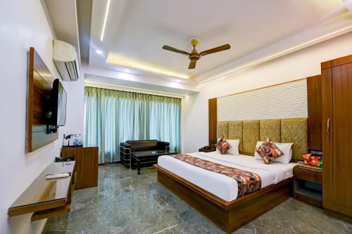 新德里Hotel Sohana Palace Near New Delhi Railway Satation的配有一张床和一把椅子的酒店客房