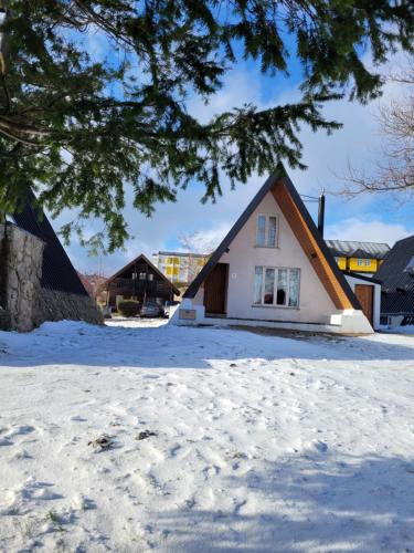 佩尼亚什达绍迪Chalé Zimbro, Serra da Estrela, Penhas da Saúde的院子里的雪屋