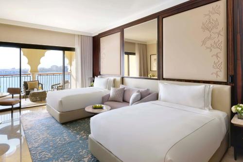 阿布扎比阿布扎比（大运河）丽思卡尔顿酒店的酒店客房,配有床和沙发