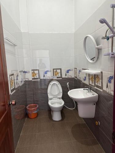 丰沙湾narixay hotel的一间带卫生间和水槽的浴室