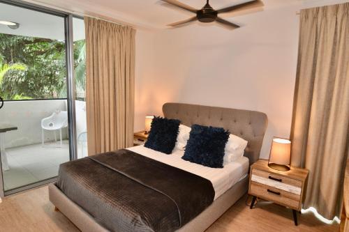 汤斯维尔Tropical Luxe Apartment的一间卧室设有一张床和一个阳台
