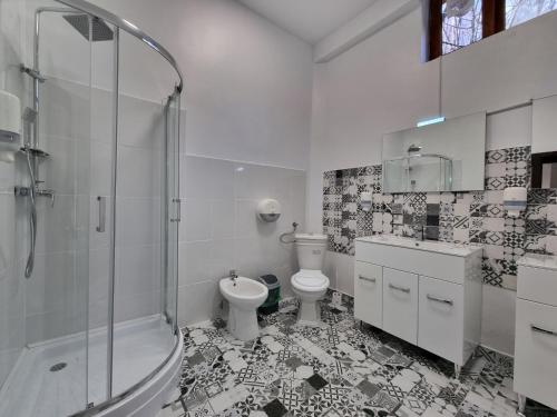 卡库拉塔Hotel Perla Oltului的白色的浴室设有卫生间和淋浴。