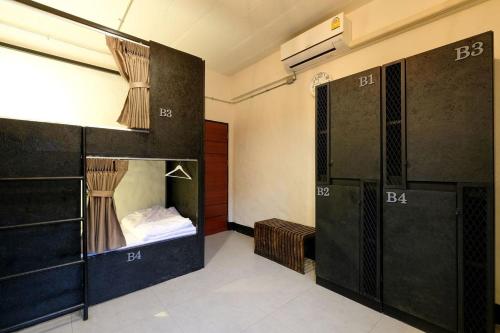 清迈萨利旅舍的一间设有衣柜的房间,里面配有一张床