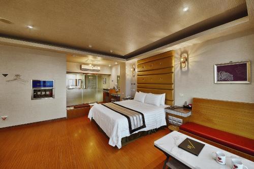 Xinfengi NEED精品汽车旅馆的酒店客房设有一张大床和一张沙发。
