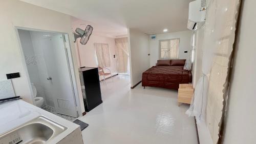 素叻Aiem-Wilai Guesthouse的卧室配有床和盥洗盆