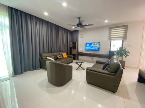 峇都丁宜MyHome Batu Feringghi Penang的客厅配有2张沙发和1台平面电视