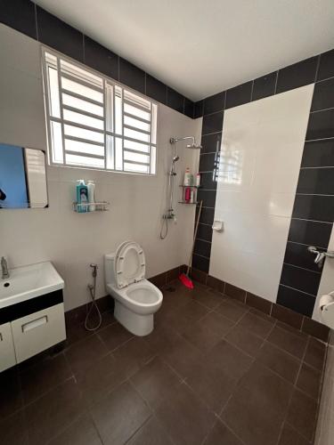 实兆远DOUBLE EE homestay的浴室配有卫生间、盥洗盆和淋浴。