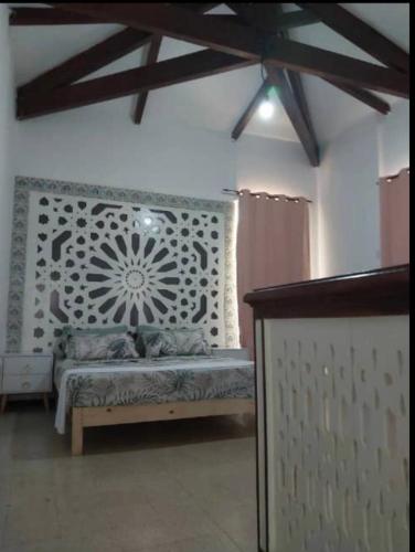 Bordj el BahriVilla Marame的一间卧室配有一张带狭窄墙壁的床