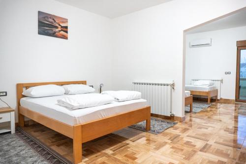 萨格勒布欧罗巴酒店的一间卧室,配有两张床