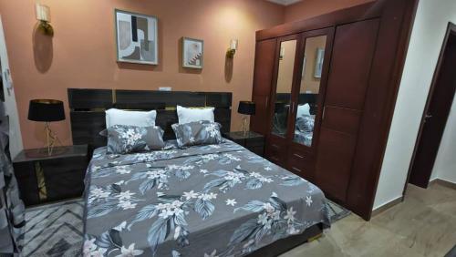 黑角Résidence Axel的一间卧室配有一张带蓝色和白色床单的床。