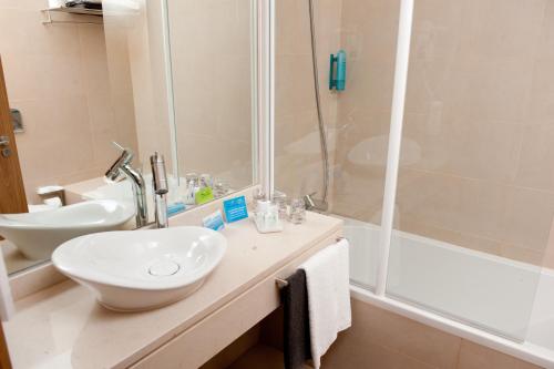 普拉亚达维多利亚阿特兰蒂达马尔酒店的一间带水槽和淋浴的浴室