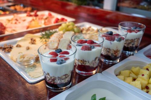 因泽尔ALPENLIEBE Design Hotel的桌子上放着酸奶和浆果