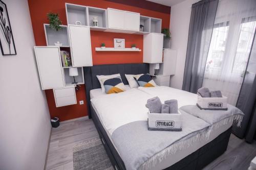 查科韦茨Apartman Day的一间卧室配有一张带两个篮子的床