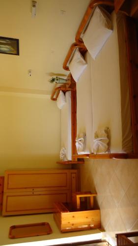 阿穆迪亚全景公寓式酒店的一间设有一张床的客房,墙上设有镜子