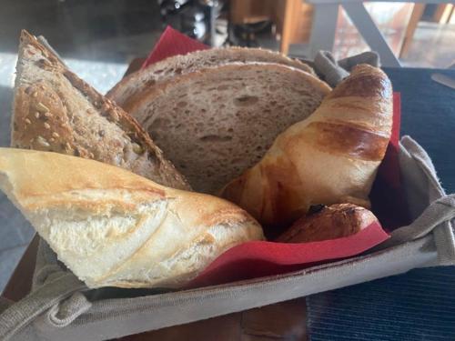 瓦夫尔乐古皮尔酒店的桌上装满不同种类面包的篮子