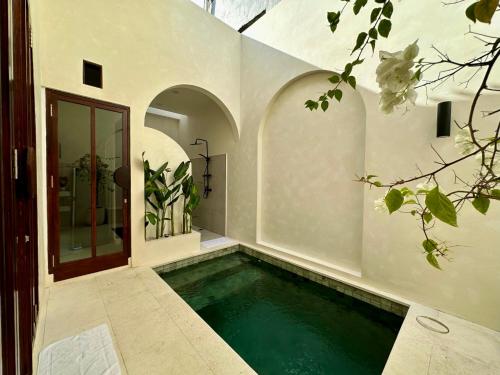 金巴兰Trendy 1-Bedroom-Villa 'Lala' in Uluwatu的房屋中间的游泳池