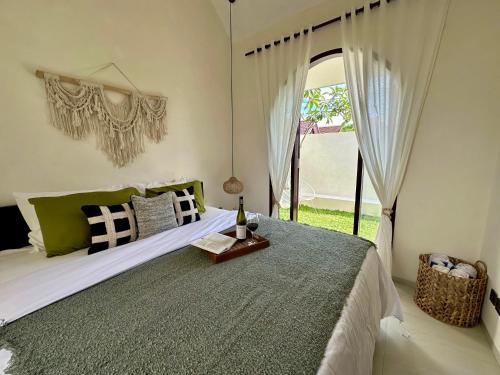 金巴兰Trendy 1-Bedroom-Villa 'Lala' in Uluwatu的一间卧室设有一张大床和一个窗户。