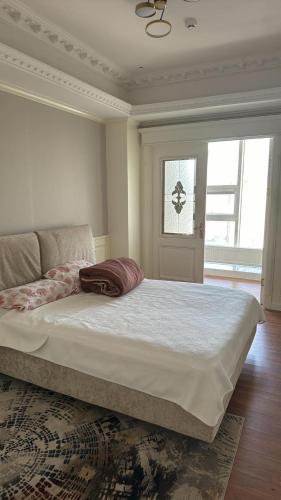 乌兰巴托Luxury Apartment at Zaisan的一间卧室配有一张大床,上面有枕头