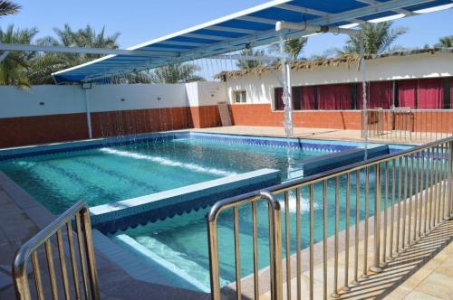 麦地那منتجع ريف خزيمة - الياسمين的大楼内的一个蓝色海水游泳池