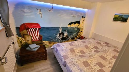 ParchtitzFewo Gademow的一间卧室,装饰有海洋绘画