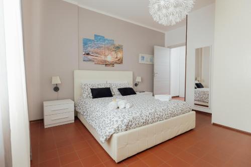 伊莫拉APPARTAMENTO ACACIA的卧室配有一张带两个枕头的大白色床
