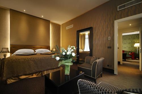 威尼斯水皇宫酒店的酒店客房设有床和客厅。
