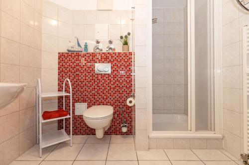 奥斯赛拜-屈隆斯博恩Brücken-Butze Whg 12 Villa Strandburg的一间带卫生间和淋浴的小浴室