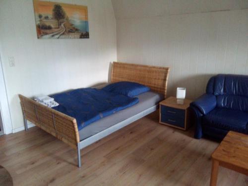 施瓦姆施泰特Zum Bothmerschen Krug的一间卧室配有一张床、一把椅子和一张沙发