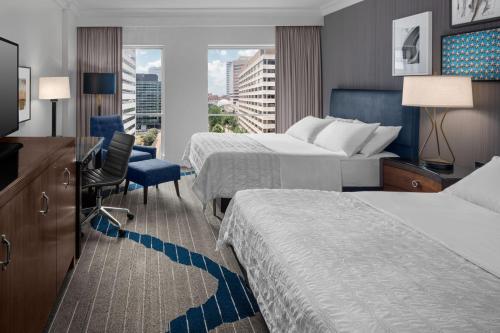 阿林顿阿灵顿艾美酒店的酒店客房配有两张床和一张书桌