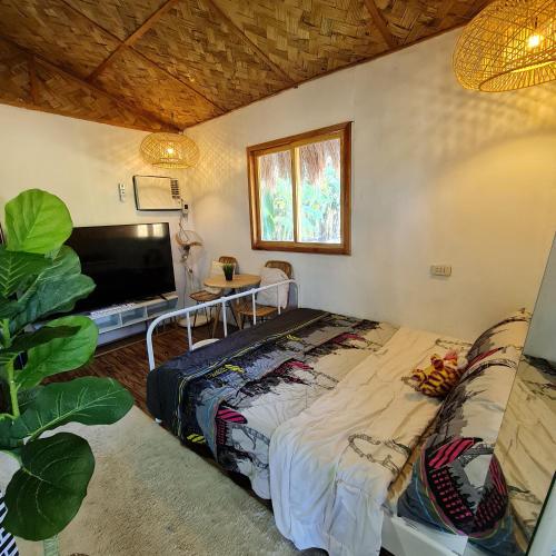 CandelariaCasa Juan Farm的一间卧室配有一张床和一台平面电视