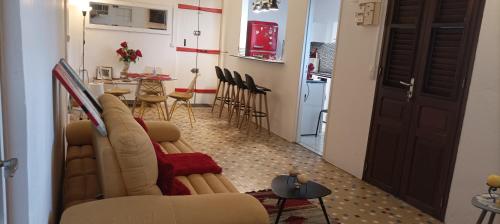 Basse-PointeKaz à joss的带沙发和桌子的客厅以及厨房。